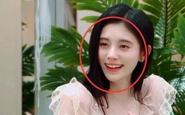 鞠婧祎做饭被众人嫌弃,表面不在意,当镜头扫过表情太真实了