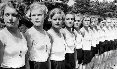 女兵|二战德国投降后,军队中的近50万女兵,为何一夜之间全部消失了?