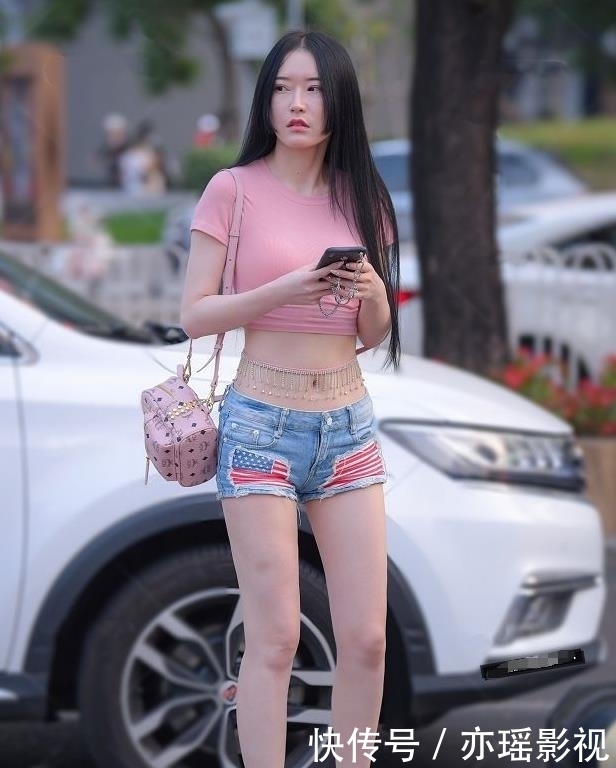 时尚|美女街拍性感美女肤若白璧,优雅知性韵味,迷人性感女人味