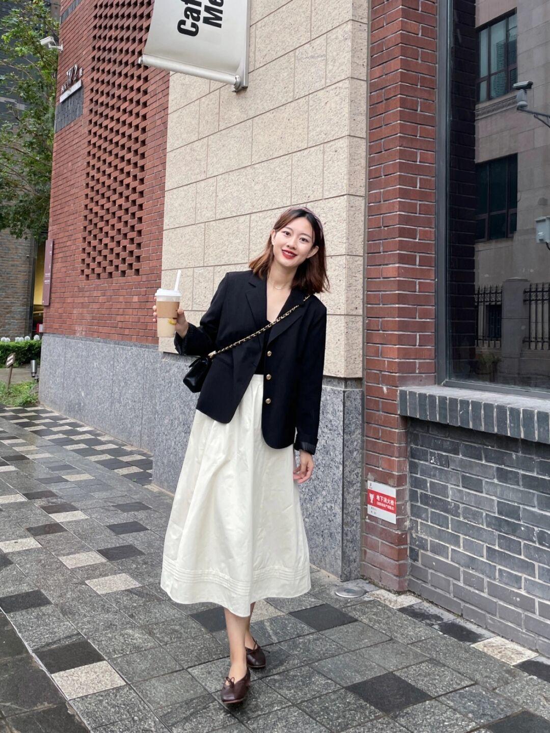 小个子|秋天就应该穿得洋气,绿色衬衫+牛仔背带裤优雅大方,超好看