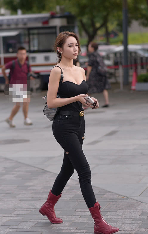  气场|街拍：小姐姐短T搭牛仔裤，比A4都细的杨柳腰，超模气场和身高