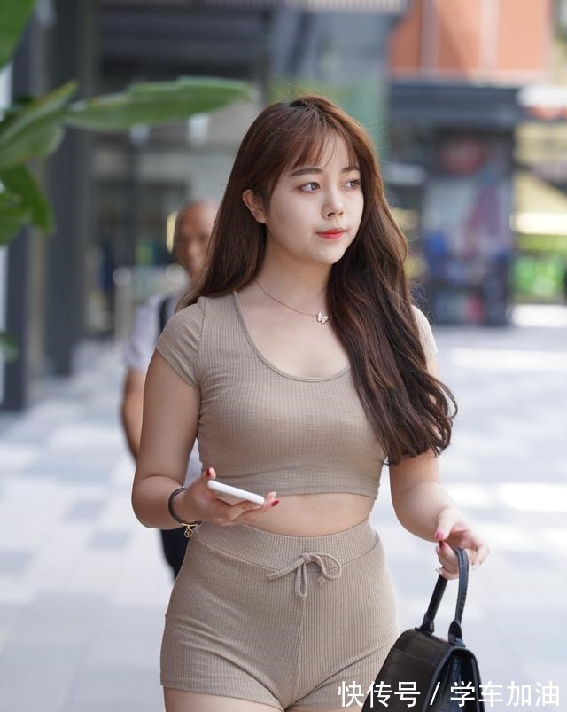 搭配 棕色低胸背心搭配棕色紧身短裤,飘逸自信的感觉,天然的色彩!