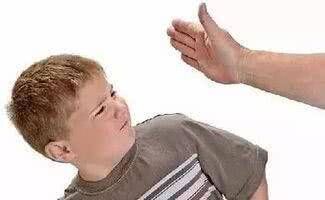 10岁男孩口吐白沫，不治身亡，医生惋惜：孩子这个地方真的不能打