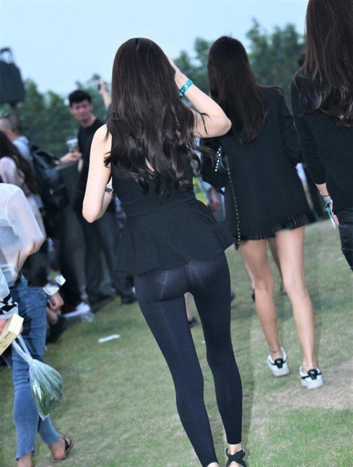 打底裤搭配无袖蕾丝上衣,温婉气质楚楚动人