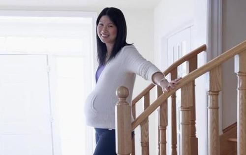 待产室|“最苗条”产妇火了,待产室跳舞催生,网友质疑真是快生了吗