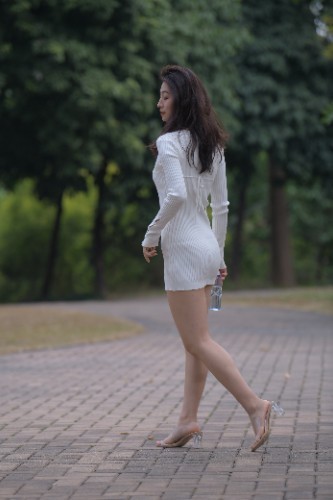 时尚女神 这裙子有特色,时尚女神穿它正合适,性感又大气