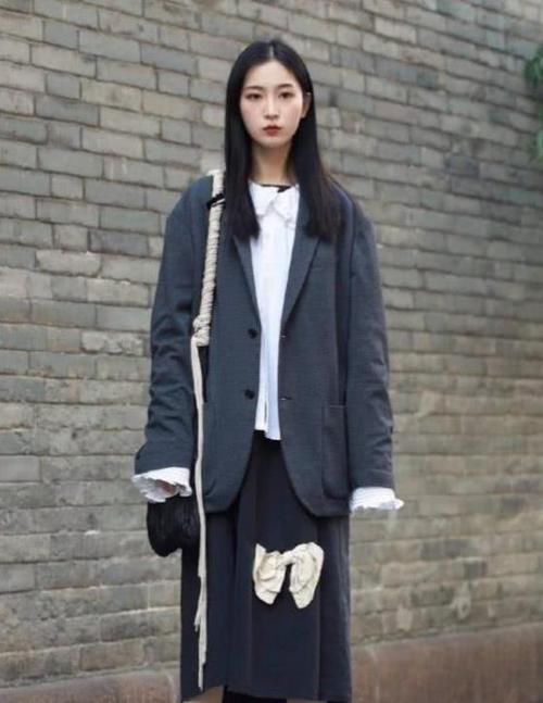 吊带|街拍艳若桃李的美女,一件套装吊带上衣配短裙,时尚魅力十足