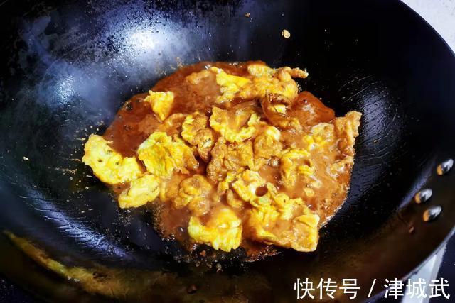 鸡蛋别只会炒番茄，试试这个新方法，开胃下饭，好吃得停不下筷子