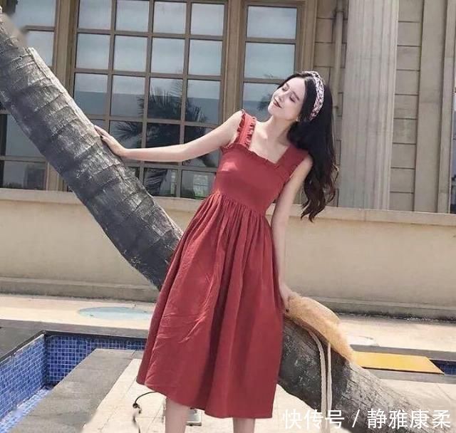 泰迪卷+仙女裙，漏耳短发+T恤，今夏这么搭时髦炸了洋气又减龄