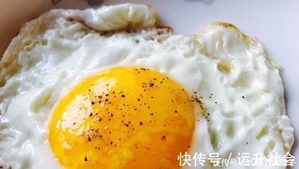 难吃|煎荷包蛋时,用冷油还是热油下锅?10人做8人错,难怪粘锅又难吃