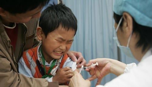 气冲|3岁女娃打针后越想越委屈,气冲冲找医生“算账”,网友:太萌了