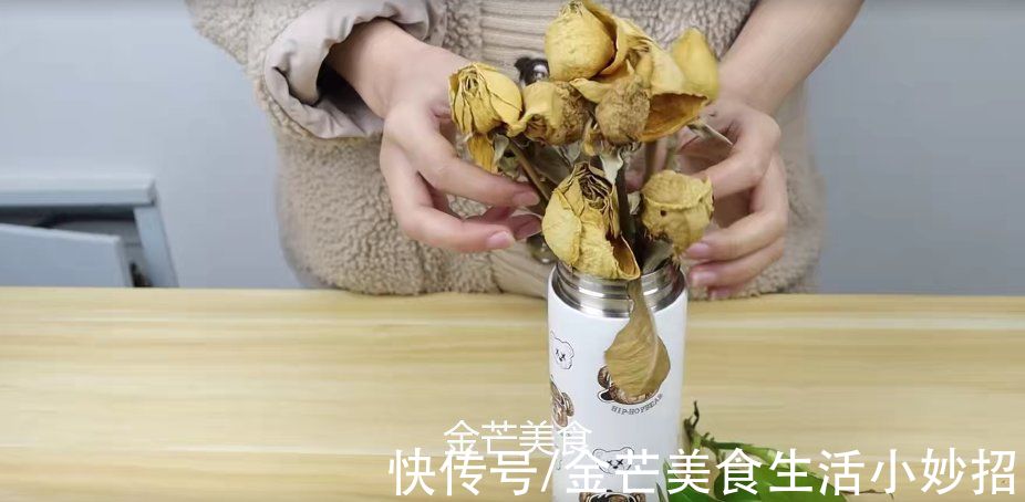 废旧保温杯别再丢了,它可是个“宝贝”,给钱也难换,人人都能用