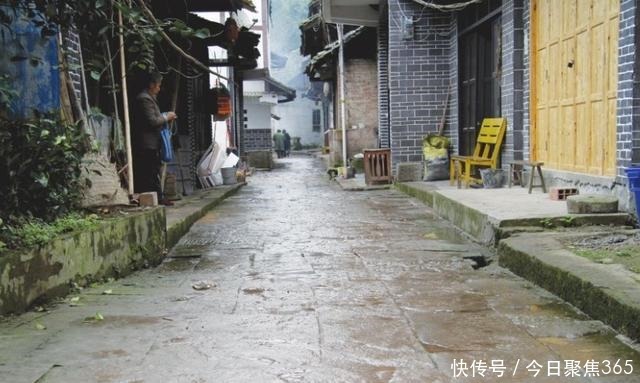 四川最受欢迎古镇，有“一脚踏三县”之称，被评“四川最美街道”