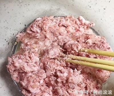 鲜嫩|饺子肉馅这样调，鲜嫩多汁，咬一口流油，美味饺子百吃不厌！