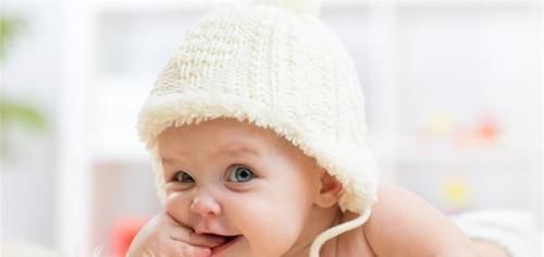 萌娃看到一个月未见的妈妈，激动成“表情包”，娃多大能认出妈