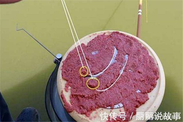 秋冬季节钓鲫鱼,气温低鱼口轻,别用搓饵和拉饵,上饵用这种手法