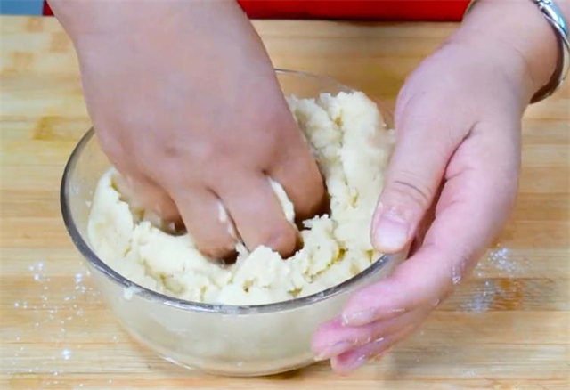 烤箱|这饼我家一周做三次,酥得掉渣,咬一口满嘴香,比蛋黄酥还好吃