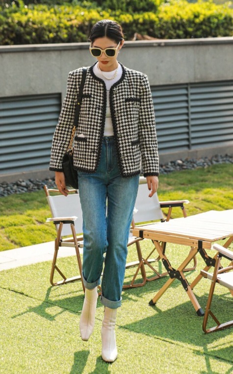 搭配|入冬之后可以穿,黑色高领毛衣搭配牛仔裤,穿出大长腿和小蛮好