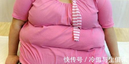 vogue|170斤也能走T台大码超模艾什莉,胯宽腿粗,魅力却不输Gigi!