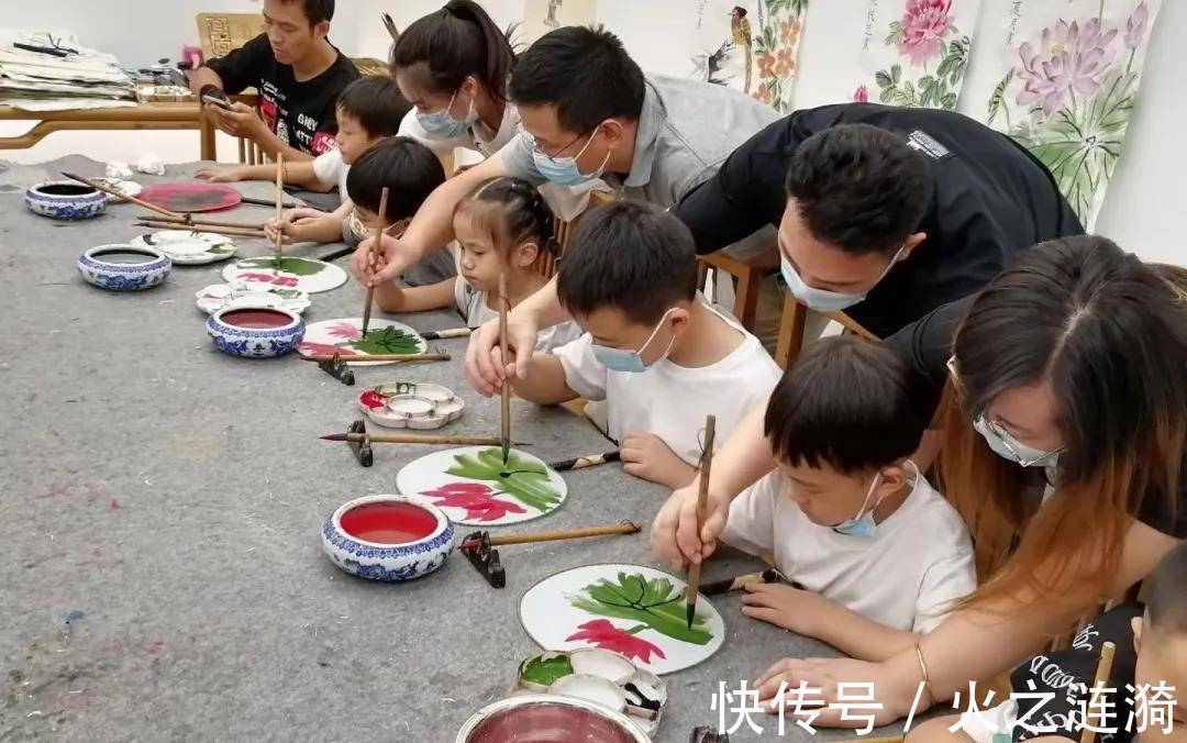 考古挖掘|【华影光线】8.8号考古挖掘以及国画团扇体验活动回顾