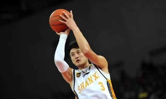 野球场|CBA神射手野球场被打爆，300万高薪到北京坐板凳，如今却没球队要
