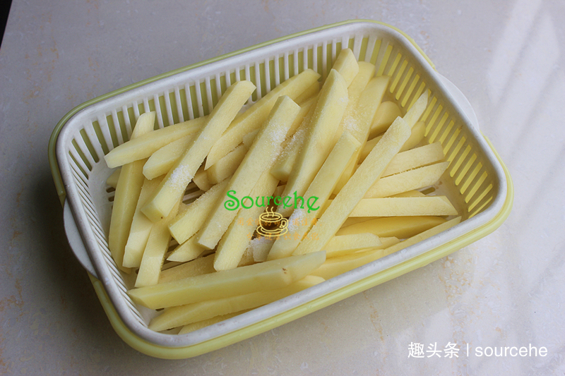 教你做椒盐土豆条，色泽金黄，咸香酥脆，咔嚓作响，好吃到舔手指