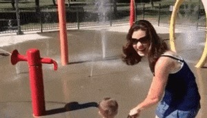 |搞笑GIF：女人就像是一把沙子 不管你怎么抓都会漏的