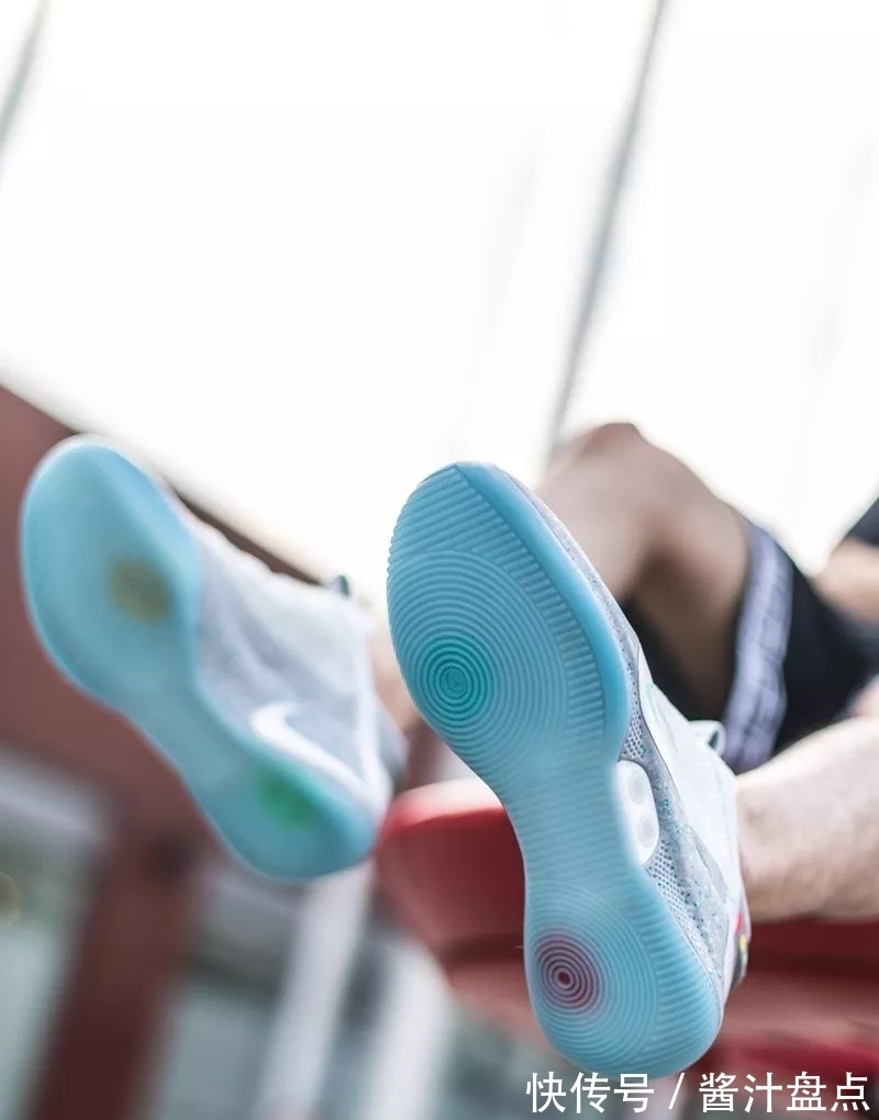 开箱 最强球鞋!六千的“平民 Air Mag” 开箱 + 上脚!