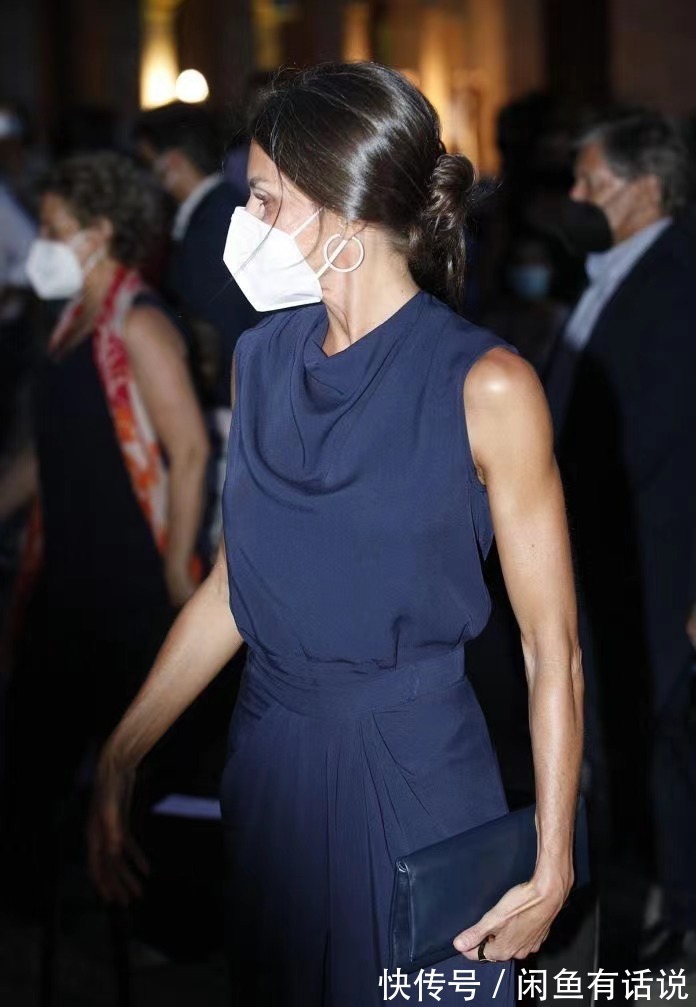 高级感|西班牙王后一家出游,母女三人硬把基础款穿出高级感,简单却上照