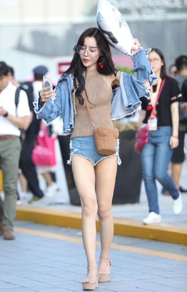 街拍:艳冶柔媚的小美女,白色短袖配卡其色半身裙,时尚气质