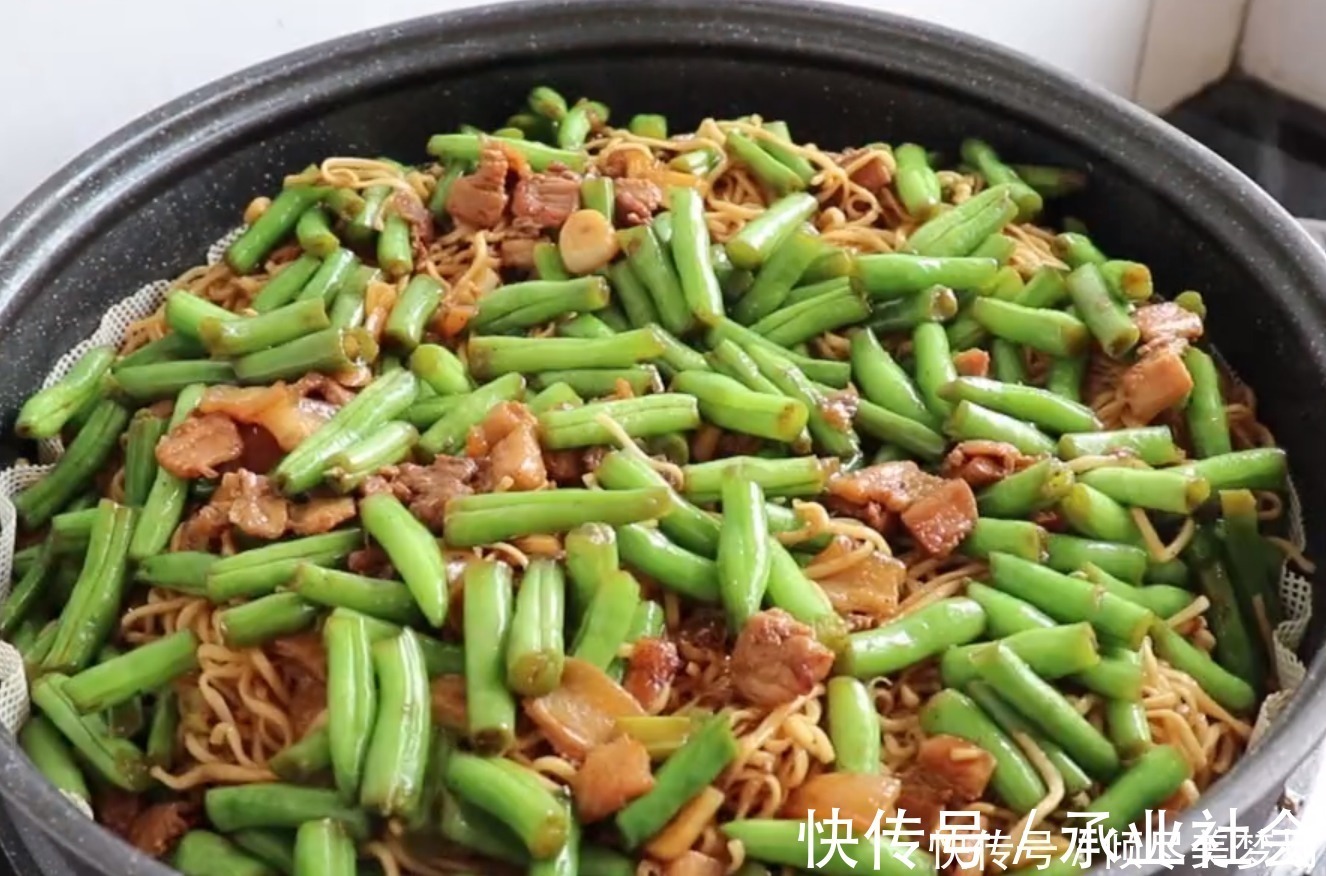 卤面怎么蒸才好吃，原来做法诀窍这么简单，一次蒸一大锅都不够吃