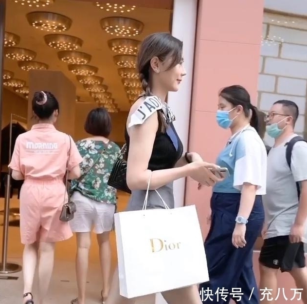 黑色无袖上衣搭配灰色修身裙,高贵冷艳,从容优雅