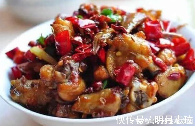 在家里请客,媳妇做一桌菜,色香味俱全,客人吃得很满足