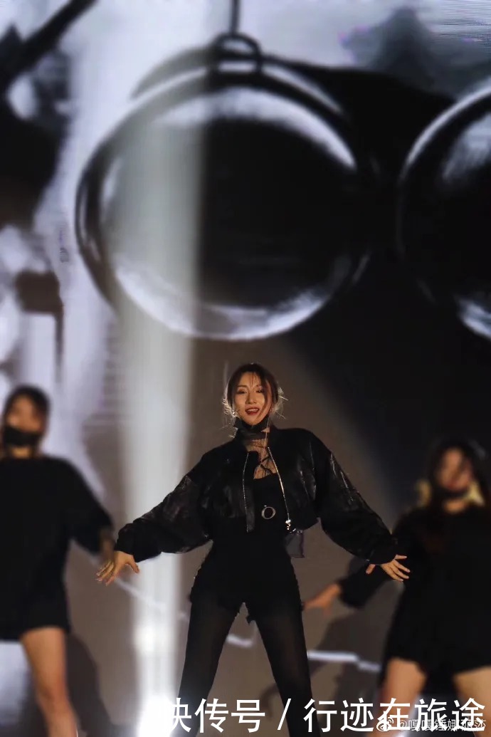 从女团成员到搞笑艺人,这个胖女孩如何乘风破浪?