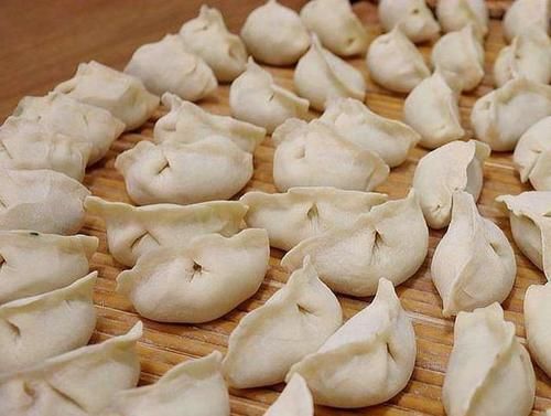  包西葫芦饺子，直接拌馅就错了，学会这样做，西葫芦翠绿不出水