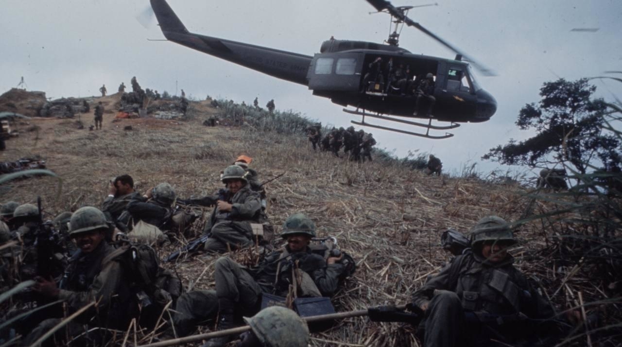 美国|美军被弹雨包围！200名特种兵慌忙逃窜，30架直升机成活靶子