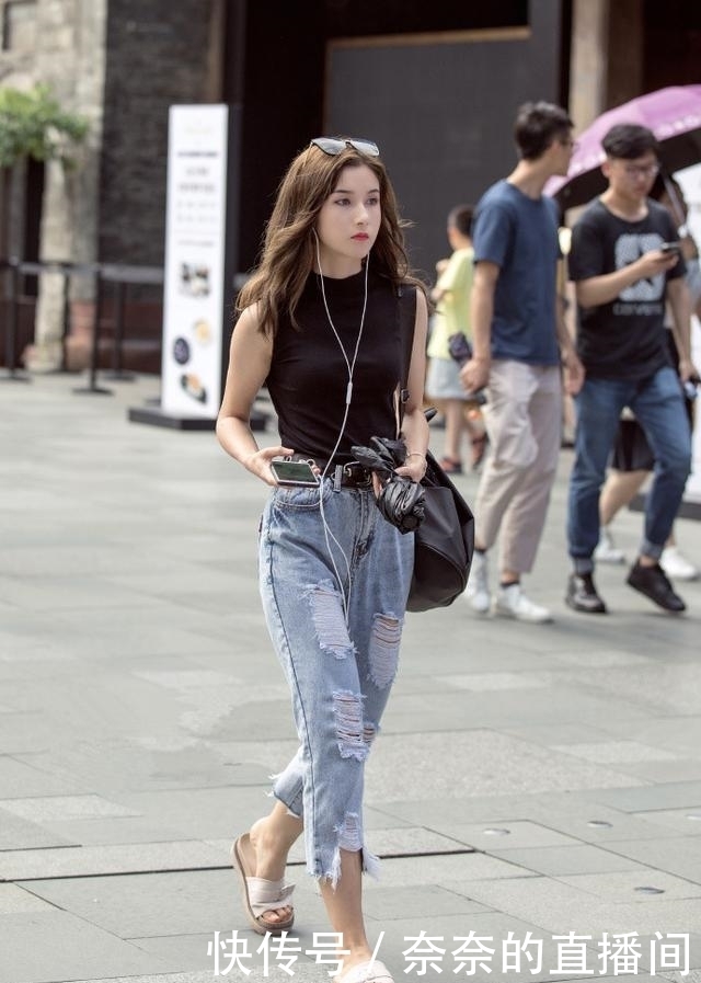 小姐姐迷彩短款搭配白色灯笼裤，整体穿搭化繁为简，与众不同