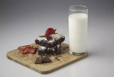 左旋多巴|喝牛奶时千万别吃它,当心中毒!牛奶乱喝还不如不喝…