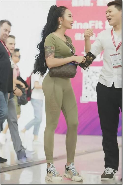 小姐姐|时尚穿搭：小姐姐这身好纹绣搭配瑜伽裤，太有气质了