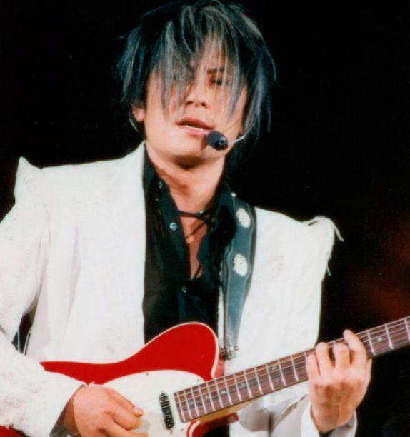 他曾红到跟整个滚石对抗,四大天王都比不上,结果现在隐居山林