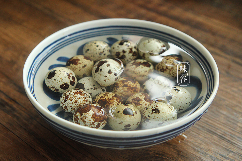 煮鹌鹑蛋时,用上这个方法,鹌鹑蛋壳一碰就掉,单手就能剥开