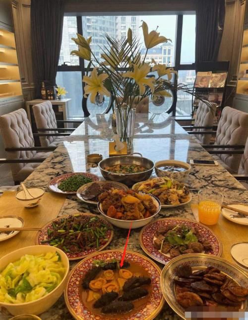 明星年夜饭吃啥？贾乃亮吃24道菜，张柏芝吃外卖，她吃剩饭剩菜