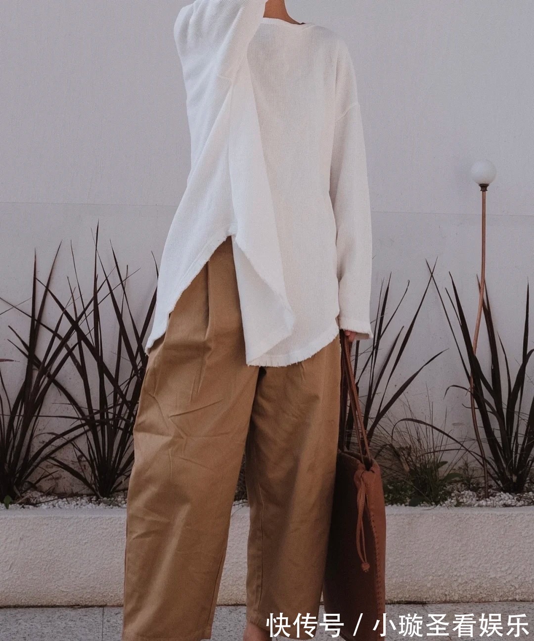 女人|今年火了一条裤子叫:卡其裤,高级知性,很适合三四十岁的女人