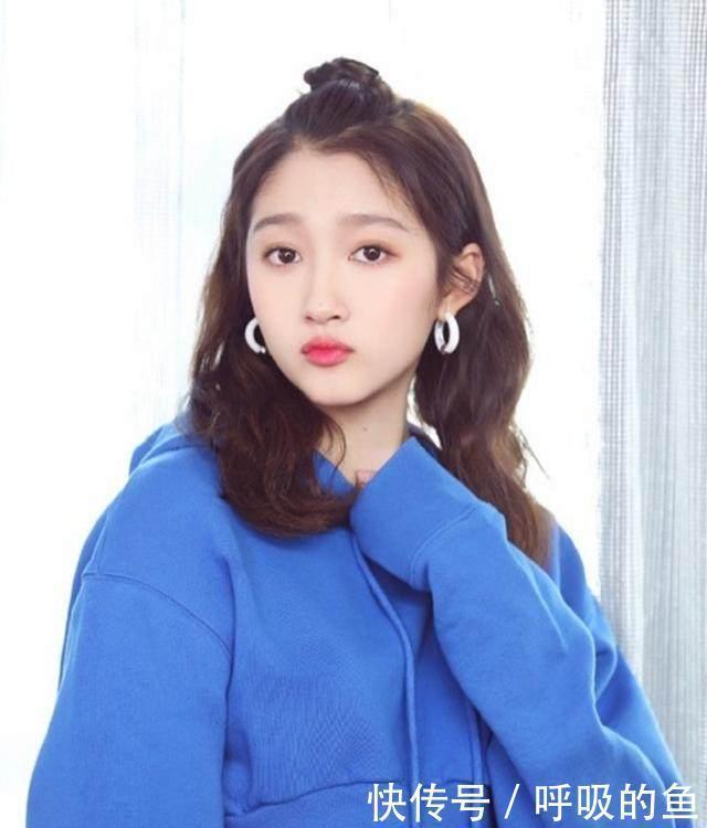 丸子头已经不实行了,今年流行苹果头,减龄显脸小