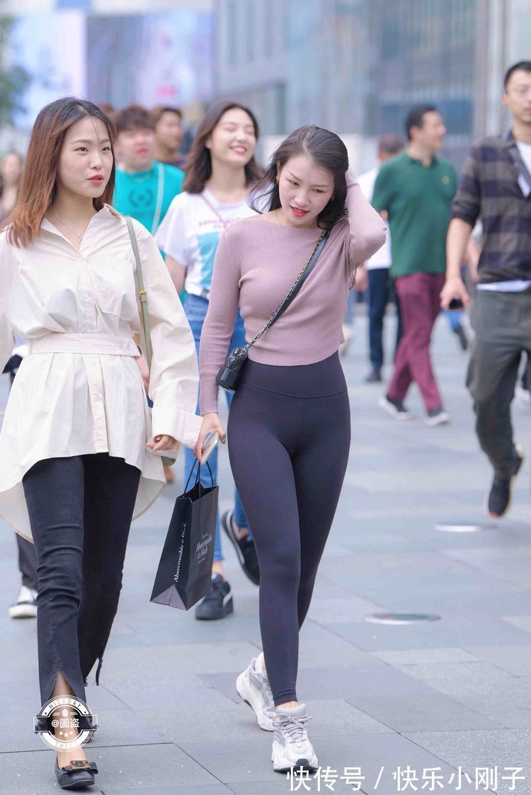 气质 新潮美观的打底裤穿着显出典雅气质,气质十分出众,简单百搭