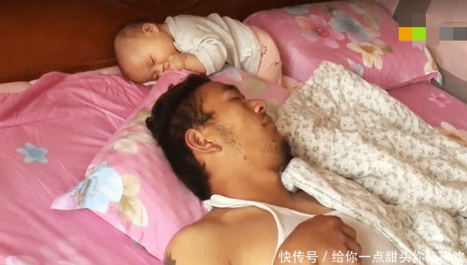 孩子|“不靠谱妈妈”走红，哄娃午睡自己先睡着，之后孩子举动超暖心