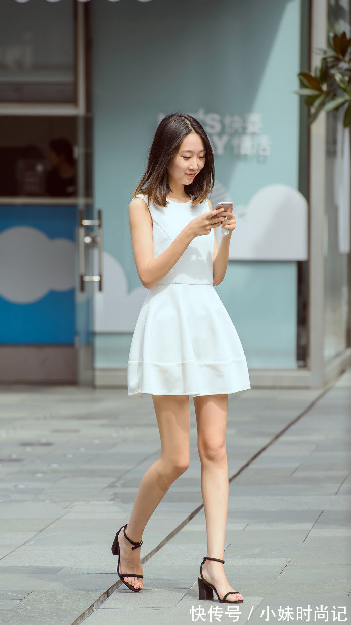 衬衣|成都街拍,吊带连衣裙与衬衣的混搭,魅力与时尚并存!