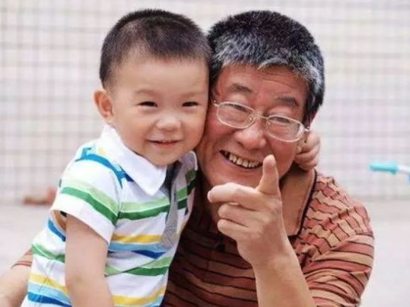 点滴|“不靠谱”爷爷火了,陪孙子打点滴却霸占床位,孩子满脸不知所措