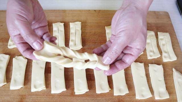 玉米面最好吃的做法,比馒头简单,比油条还香,出锅全家抢着吃