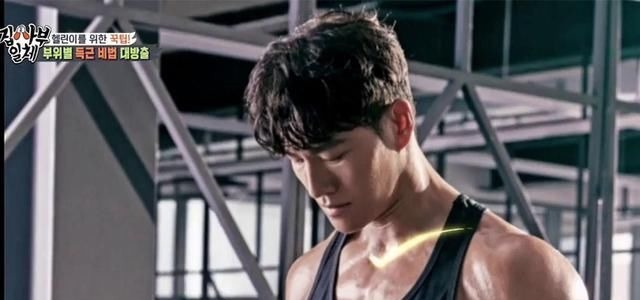 金鐘國在節(jié)目中展現(xiàn)身上的肌肉,不愧為健身狂,身上一塊一塊的